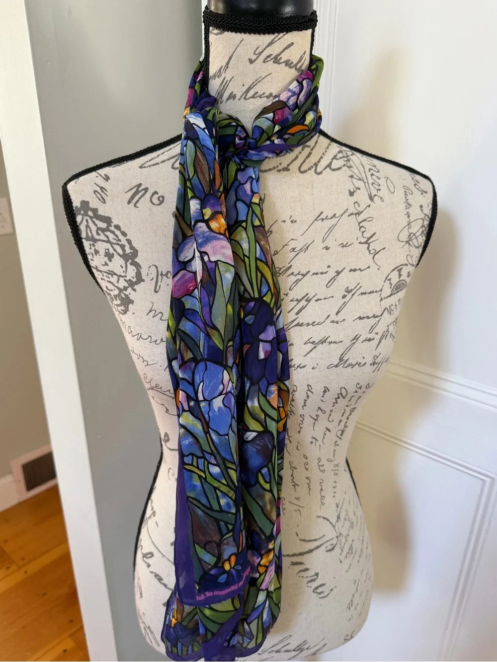 Gorgeous Metropolitan Museum of Art Louis C. Tiffany Silk Crepe Scarf.